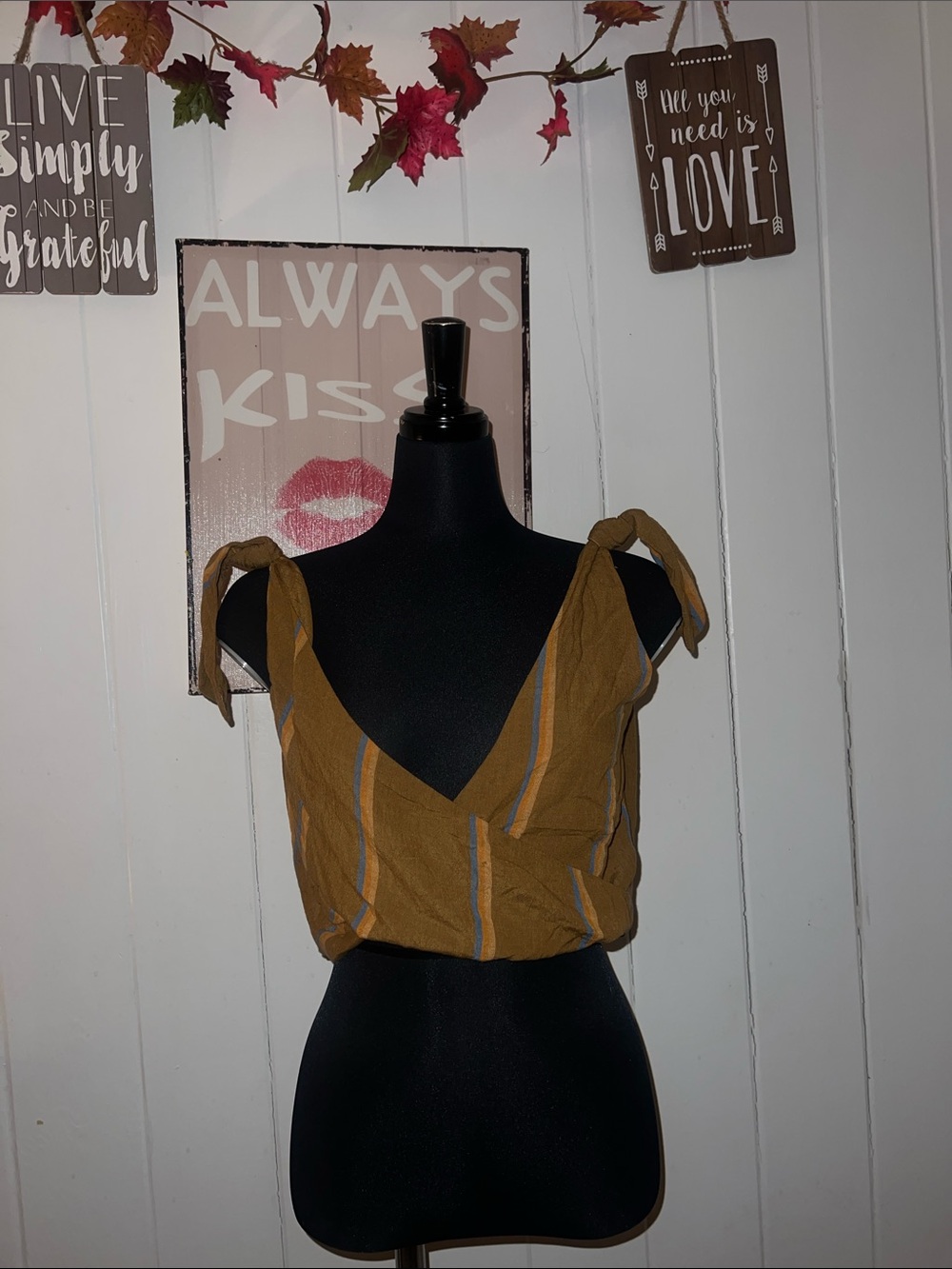 ❤️ O'niell tie-Shoulder V-Neck Cropped Top in Mustard Stripe
Small